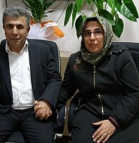 Hayatını görme engelli eşine adadı