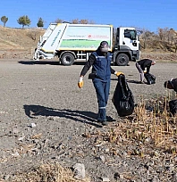 Hazar Gölü'nde 10 ton çöp toplandı