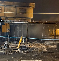 Hırdavat dükkanı alevlere teslim oldu