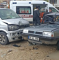 İki araç çarpıştı, 4 kişi yaralandı