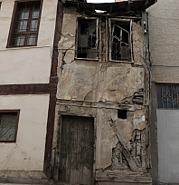 İki bina arasında sıkışan ev dikkat çekiyor