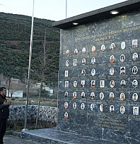 İki çocuğunu kaybeden muhtar köyüne deprem anıtı yaptırdı