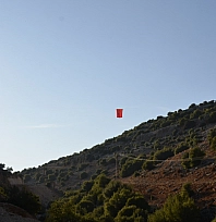 İki dağın arasında dalgalanan bayrakla asker uğurladılar