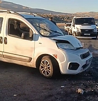 İki hafif ticari araç çarpıştı: 1 yaralı