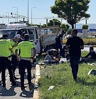 İki kamyonet kafa kafaya çarpıştı: 5 yaralı