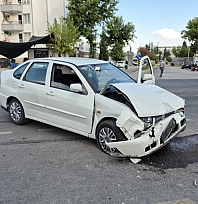 İki otomobil çarpıştı: 1'i ağır 3 yaralı