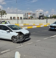 İki otomobil çarpıştı: 3 yaralı