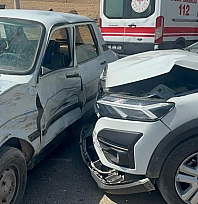 İki otomobil çarpıştı: 5 yaralı