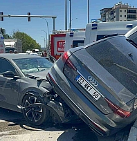 İki otomobil çarpıştı: 5 yaralı