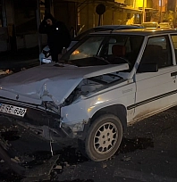 İki otomobil çarpıştı