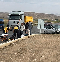 İki otomobil kavşakta çarpıştı: 4 yaralı