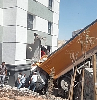 İkizce TOKİ'de kamyon binaya daldı! Yaralı var...