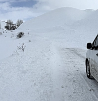 İlçe yoluna çığ düştü: Ekipler sevk edildi