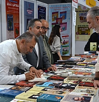 Tosun'a imza gününde yoğun ilgi