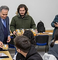 Öğrencilere finaller öncesi meyve ikramı