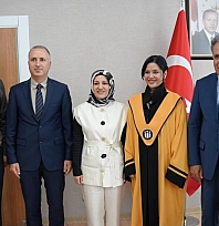 Rektör Akpolat akademisyenlerin cübbelerini giydirdi