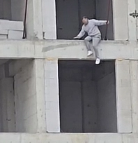 İnşaata çıkıp atlamak isteyen kişi ikna edildi