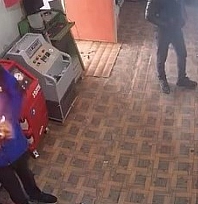 İşçi ölümden döndü: Sprey elinde alev aldı