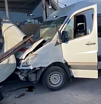 İşçi servisi dükkana daldı: 10 yaralı