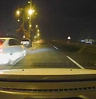 Islak yolda makas atarak gitti