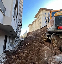 İstinat duvarı çöktü:4 dairede hasar oluştu