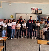 Jandarma, öğrencilerin heyecanına ortak oldu