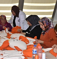 Kadınlar, lösemili çocuklar için oyuncak bebek diktiler