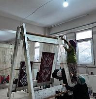 Kadınlar yüzyıllık kilim geleneğini yaşatıyor