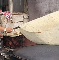 Kadınların imece usulü yufka ekmek mesaisi
