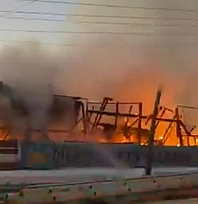 Kafenin terası alevlere teslim oldu