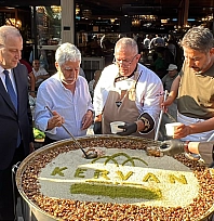 Alpedo Kervan'dan aşure ikramı
