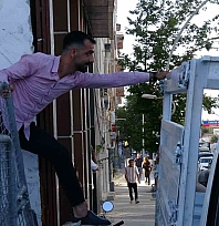 Malatya'da kaldırıma park eden sürücüye esnaftan ilginç süpriz..