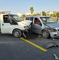 Kamyonet ile hafif ticari araç çarpıştı: 1 yaralı