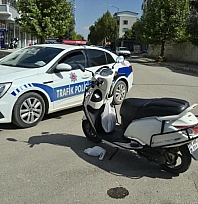 Kamyonet ile motosiklet çarpıştı: 2 yaralı