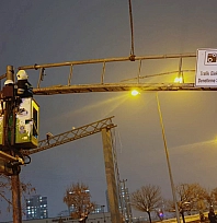 Kamyonun çarptığı trafik levhası itfaiye ekiplerince düzeltildi