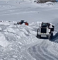 Kar köy yollarını ulaşıma kapattı