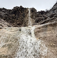 Kar ve yağmurun ardından şelale yeniden akmaya başladı