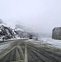 Kar yağışı etkili oldu, bazı araçlar yolda kaldı
