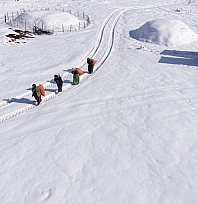 Kar yağışı hayatı zorlaştırdı: Kadınlar pes etmiyor