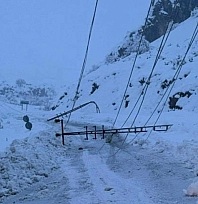 Kar yağışı nedeniyle devrilen elektrik direkleri yenilendi