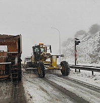 Yoğun kar hayatı olumsuz etkiledi, yollar trafiğe kapatıldı