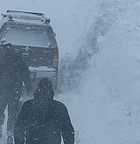 Karda aracıyla mahsur kalan kişi kurtarıldı