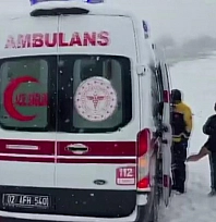 Karda mahsur kalan hastaya belediye ekipleri ulaştı