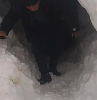 Kardan kapanan ahıra tünel açarak girdiler