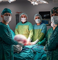 Karın ağrısıyla hastaneye başvurdu: 40 santimetrelik 15 kilogramlık kitle çıkarıldı