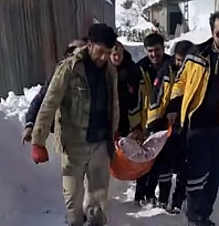 Karla Mücadelede İnsan Zinciri: 86 Yaşındaki Hasta Zamanla Yarıştı