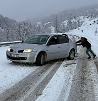 Karlı yolda birçok araç mahsur kaldı