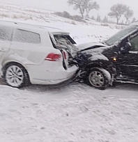 Karlı yolda iki araç çarpıştı: 1 yaralı