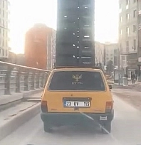 Kasalarla yüklü otomobil trafikte tehlike saçtı