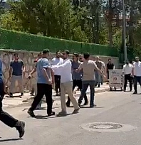 Kavga eden şahıslara biber gazıyla müdahale edildi